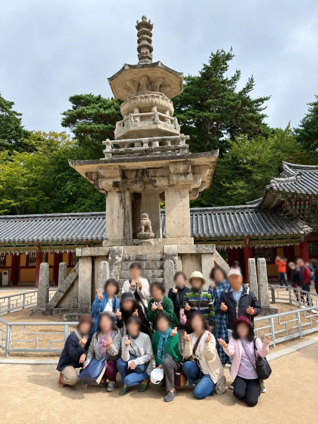 韓国研修旅行で、石塔の前に集まった参加者のみなさん
