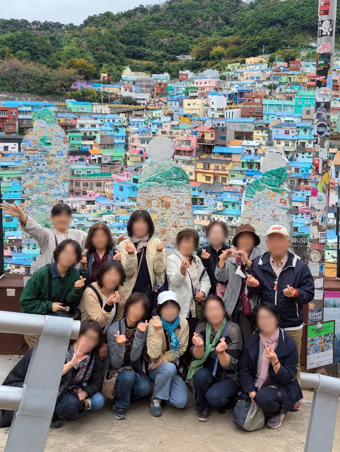 韓国研修旅行で、カラフルな町並みを背景に集まった参加者のみなさん